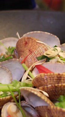 Taze bitkisel garnitürlü istiridye buğulama. Karidesler deniz ürünleri tabağı