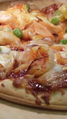 Yakın çekim. İtalyan mutfağı. Kirazlı, domatesli ve peynirli nefis pişmiş pizza. Pizza Kesicisiyle Dilimlenmiş Lezzetli Yemek Pişirme Ekipmanı. Lezzetli Pizza Pişirme 