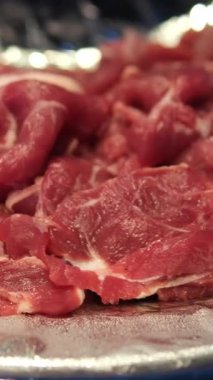 Çiğ sığır eti parçaları üst görünüm, dönüş. Yemek için sığır eti hazırlayın.