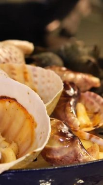 Paella karışımı, kızarmış deniz ürünleri mavi yengeç, midye, büyük karides, kalamar mürekkep balığı ve baharatlı biber soslu ızgara balık sarımsağı ve limon. 