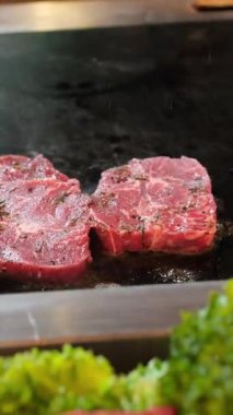 Izgara sığır eti hazırlama aşçısı kıymalı burger köfteleri sıcak, siyah ızgara yüzeyinde pişirme, yiyecek yakın plan.