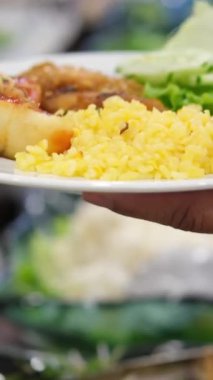 Triangle Büfesi Öğesi Yemek Tabakları Aşındırma Tabağı 'nın mekandaki görüntüsünü kapat. Kamera görüntüsünü değiştir. Yüksek kalite 4k görüntü