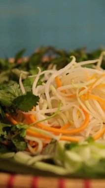 Taze sebze sepeti sokakta pirinç vermicelli çorbası hazırlıyor. Vietnam sokaklarında sahte çorba pişiriyor. Sağlıksız koşullar. nüfus.