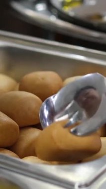 Vietnam çörekleri geleneksel Vietnam tatlıları. Susamlı çörek pişiriyorum, tereyağlı tavada kızartıyorum. Yüksek kalite 4k görüntü