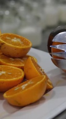 Renkli bir karpuz, ananas ve papaya dilimleri desenli tabaklarda taze meyve seçimi sergiliyor. Yüksek kalite 4k görüntü