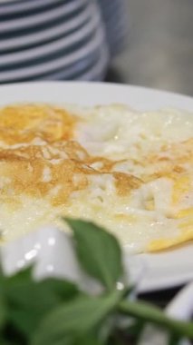 Tavadan kaplanmış yumurta, sıcak ve basit kahvaltı anını gösteriyor. Yüksek kalite 4k görüntü