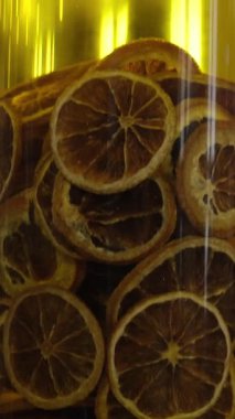 Kurutulmuş yiyecek, kurutulmuş portakal ve limonlu 4k video. Bu kuru turunçgilin dokusu harika. Yiyecek ve limonata malzemeleri. Yüksek kalite 4k görüntü