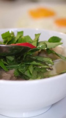 Kırmızı biberli Vietnam çorbası ekle. Yüksek kalite 4k görüntü