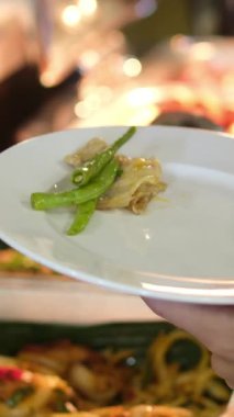 Yemek masasında aperatifler, restoranda ya da otelde kanepeler gece yarısı arabalarının arka planında. İş büfesi, şirketi kutlamak için tabak seti, doğum günü. 