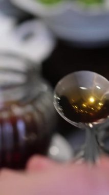 Vietnamlı Po Çorbacısı sokakta pirinç vermicelli çorbası hazırlıyor. Vietnam sokaklarında sahte çorba pişiriyor. Sağlıksız koşullar. nüfus.