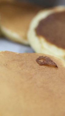 Tepside krep pişirme tepsisi. Sahne bir tatil köyünde bir yazlık kafe. Yüksek kalite 4k görüntü