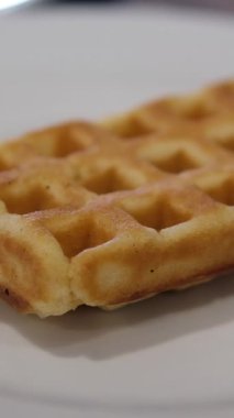 Yavaş çekimde waffle 'ın üzerine şurup dökmek. - Evet. Yüksek kalite 4k görüntü