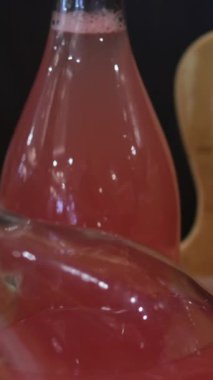 Cam bardaklarda canlı karpuz suyu servis eder, parlak ve sıradan bir ortamda ferahlatıcı bir anı yakalar. Yüksek kalite 4k görüntü