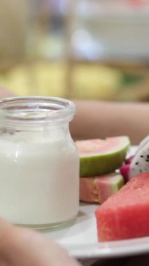Limonu masaya koyup, sulu sarı limonlu meyveyi dilimlere ayır. Yüksek kalite 4k görüntü