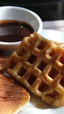 Otelde ya da tatil köyünde kahvaltı. Tayland mutfağı. Restorandaki ya da kafedeki yemek masasının yakın görüntüsü. Kahve fincanı, portakal suyu, krep, waffle, salata, salata. Öğle, şube veya akşam yemeği konsepti.