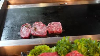 Izgara sığır eti hazırlama aşçısı kıymalı burger köfteleri sıcak, siyah ızgara yüzeyinde pişirme, yiyecek yakın plan.