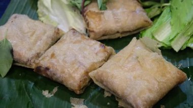 Asya usulü kızarmış börek, Jiaozi, Gyoza, et ve sebzeli Dim sum. Siyah arka plan. Üst Manzara. Yüksek kalite fotoğraf