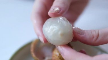 Çırpınan Olgun Lychee, Çemberin Önünde Şeffaf Eti Açığa Çıkararak Siyah Arkaplan Hareketindeki Yumuşak Işık Altında Yakın Bakış Hareketiyle. Yüksek kalite 4k görüntü