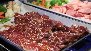 Kızarmış et parçaları kaynatılmış brokoli sarımsaklı biber havuçları tepside bir büfede. Yüksek kalite 4k görüntü