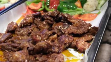 Kızarmış et parçaları kaynatılmış brokoli sarımsaklı biber havuçları tepside bir büfede. Yüksek kalite 4k görüntü