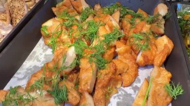 Kızarmış biftek, kızarmış patates, çıtır et ve yanında da yeşil salata. Kamerayla yaklaş, kapat. Yüksek kalite 4k görüntü