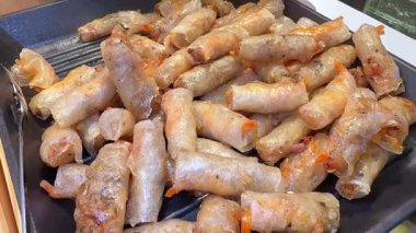 Pişmiş börek, yakın plan, bir tabakta. Yüksek kalite 4k görüntü
