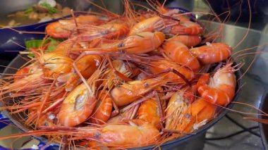 Buzdaki çiğ kaplan karideslerinin en üst görüntüsü. Piyasa sahnesi. Açık büfe Asya deniz mahsulleri.