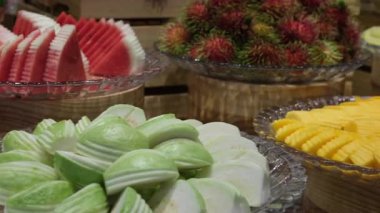 Açık büfedeki farklı meyveler, papaya rambutan karpuz guava ve diğerleri. Yüksek kalite 4k görüntü