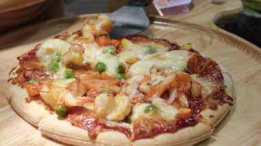 Lezzetli deniz ürünleri pizzası, masanın üstünde. - Evet. Yüksek kalite 4k görüntü