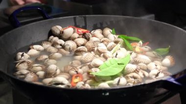 Kızarmış midyeleri biber ezmesiyle karıştır. Yüksek kalite 4k görüntü