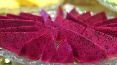 Canlı ejderha meyve dilimleri ayrıntılı olarak sergilenir. Yüksek kalite 4k görüntü