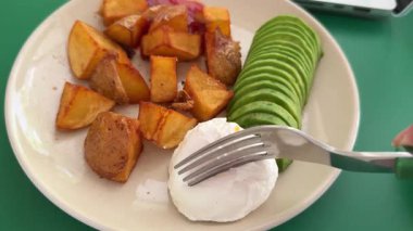 Közlenmiş yumurta sarısı ile kesilmiş kızarmış patates avokadosu. Yüksek kalite 4k görüntü