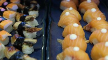 Bir tepsi çeşit suşi görüntüsü. Yüksek kalite 4k görüntü