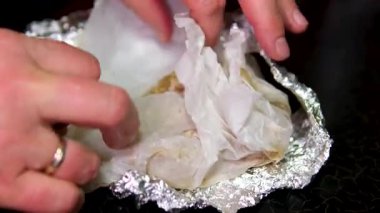 Kadın, küfle kaplanmış bozulmuş peyniri, yemek için uygun olmayan peyniri açıyor. Yüksek kalite 4k görüntü