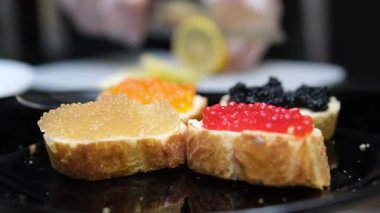 Havyarlı tost yapmak için kırmızı havyarı cam kaseye koyan kadın. Yüksek kalite 4k görüntü