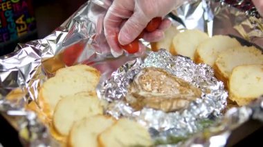 Fırında peynirli tost Pepper Granules erimiş peynirin üzerine dökülen ev yapımı ekmek tostu. Ağır çekim. Öğle Yemeği 