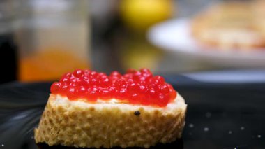 Farklı havyarlardan sandviç yapma işlemini başlat. Yüksek kaliteli FullHD görüntüler