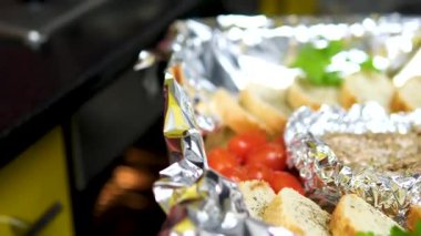 Fırında peynirli tost Pepper Granules erimiş peynirin üzerine dökülen ev yapımı ekmek tostu. Ağır çekim. Öğle Yemeği 