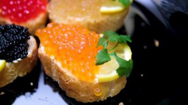 Farklı havyarlardan sandviç yapma işlemini başlat. Yüksek kaliteli FullHD görüntüler