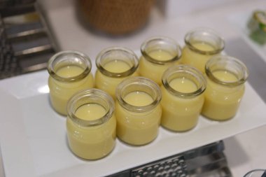  Masadaki cam kavanozda karamel pudingi. Yüksek kalite fotoğraf