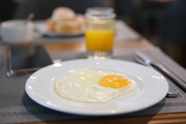 Tavada vişneli domatesli sahanda yumurta. Yüksek kalite fotoğraf