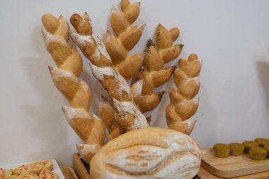 Markette ya da pastanede raflarda ekmek var. Yüksek kalite fotoğraf