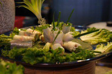 Pirinç ekmeği ruloları turistler pilav kağıdı ambalajıyla ya da banh trang ile gece yemeği pazarında hazırlar ve yerler. Geleneksel Vietnam yemeği, Asya mutfağı. Kapatın. Yüksek kalite 4k