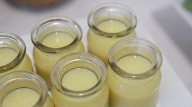  Masadaki cam kavanozda karamel pudingi. Yüksek kalite fotoğraf