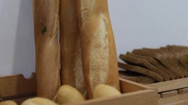 Raflarda Ekmek, Gerçek Yemek, Kahve Fırını 3 boyutlu animasyonlar, CGI 4K. Yüksek kalite 4k görüntü
