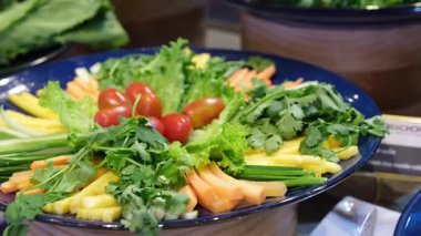 Yumurta ruloları için farklı sebze ve sebzeler tabakta sebze doğramak. Yüksek kalite 4k görüntü