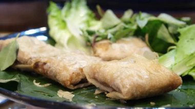 Tabakta börek ve siyah arka planda kırmızı biber sosu var. Yiyecek, içecek ve renk kavramı. Yüksek kalite 4k görüntü