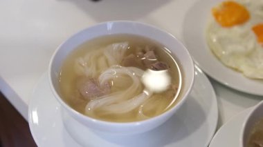 Tayvan usulü erişte çorbasına otlar ekleyin. Yüksek kalite 4k görüntü