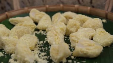 Ağız sulandıran chipa ekmeği fırında pişiyor, ev yapımı Güney Amerika mutfağını yakalıyor. Taze hamur ve zanaat teknikleri lezzetli konforlu yemek görüntüleri yaratır. Yüksek kalite 4k görüntü