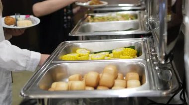 Açık büfe ortamında sunulan çeşitli sağlıklı beslenme yemekleri, tepsiler dolusu sebze, makarna, soslu et yemekleri, beslenme, denge, sanatoryum veya sağlık odaklı çevrede sağlığın vurgulanması